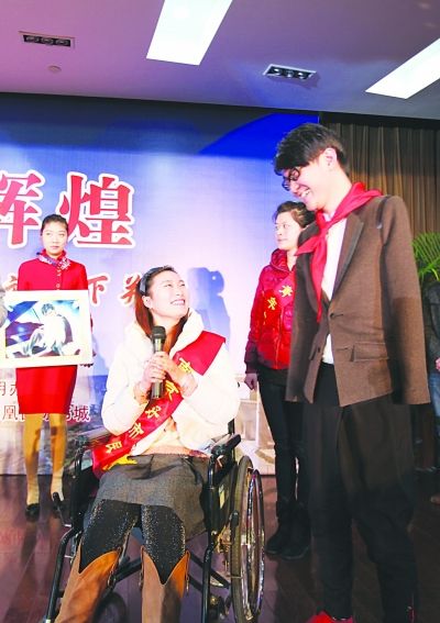 无臂钢琴家刘伟到下关做报告图