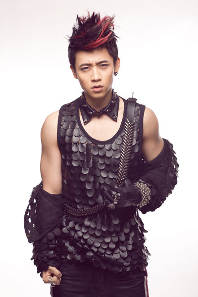 魏晨为北京个唱拍写真黑色鳞片装显霸气组图