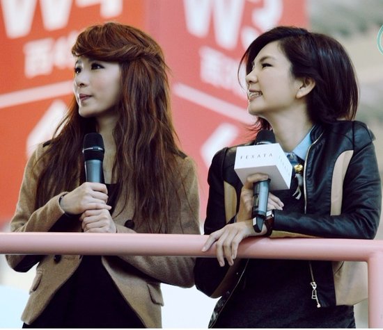 hebe与ella现身北京代言she合体指日可待