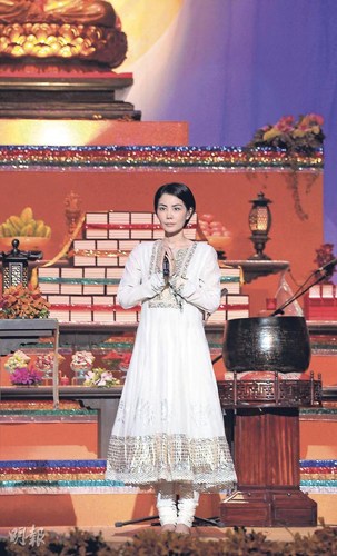 王菲天后王菲昨晨在红馆为佛教论坛开幕式献唱《心经》,她穿上一袭