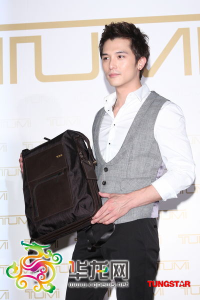 帅气邱泽来袭避谈绯闻女友唐嫣欲盖弥彰