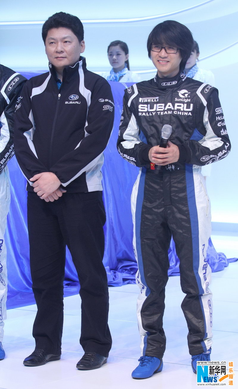 韩寒无惧"死亡威胁"公开亮相 赛车装扮充满活力