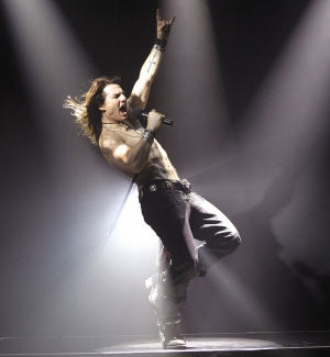 图文:汤姆克鲁斯半裸上身大秀纹身