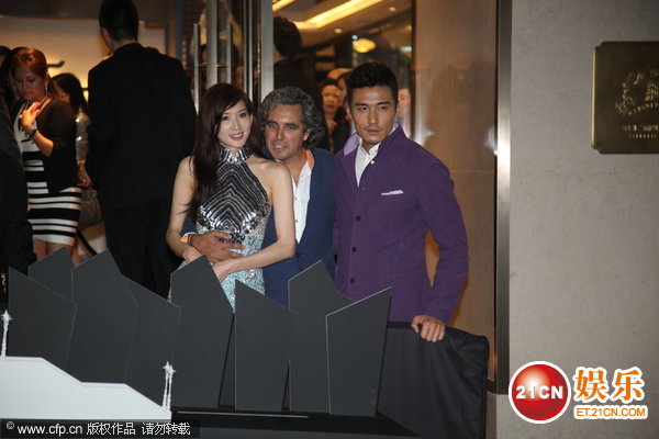 林志玲任老外揽腰揩油蓝色长裙优雅亮相否认整容