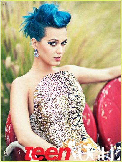 高清:凯蒂?佩里蓝短发登杂志 美艳十足变身"蓝精灵"