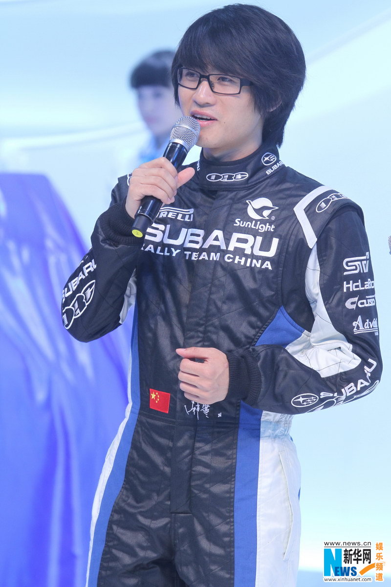 韩寒无惧"死亡威胁"公开亮相 赛车装扮充满活力_音乐频道_凤凰网