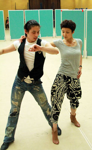 《舞林大会》半决赛打响 黄曼超时排练拼劲足