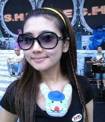 h.e年底或发新碟 selina可爱旧照曝光