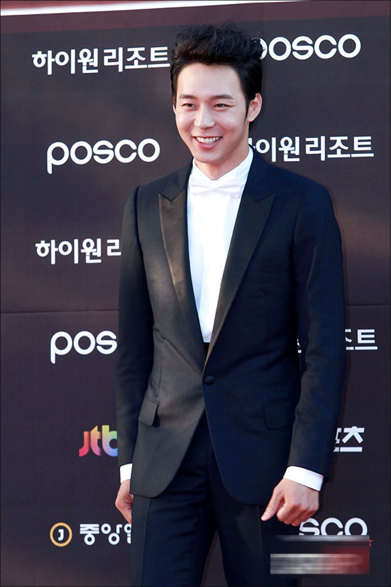 高清百想艺术大赏红毯王世子朴有天彰显王者风范