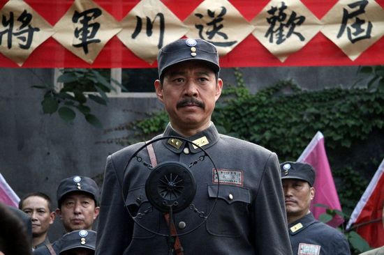 《雾都》江苏卫视热播  张丰毅叶静戏外斗嘴