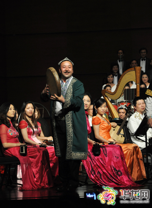 表演者欢快的敲打手鼓.苏桢淇 摄