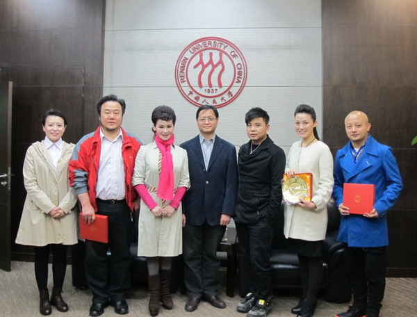 常思思缪杰现身人大如论讲堂助阵校园歌手大赛