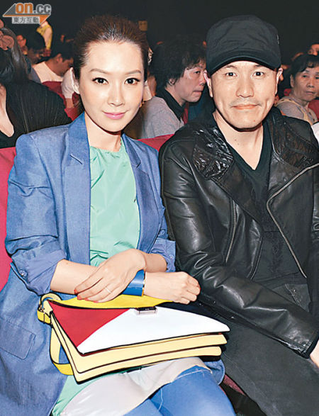 关心妍与老公恩爱地看表演.