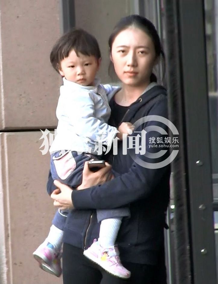 吴若甫逛街买男士美容品娇妻怀抱爱女当参谋