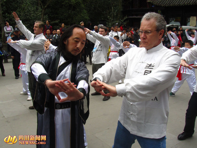 驻华大使问道青城学习太极身心舒畅组图