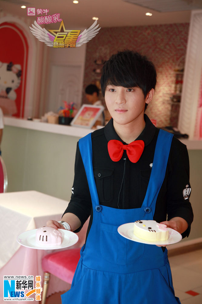 李炜卖萌当侍应梦想公开课引领粉丝录歌图