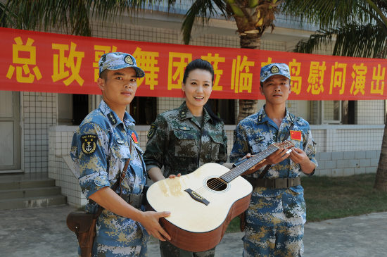 军旅歌唱家谭晶放歌西沙慰问演出暖兵心图