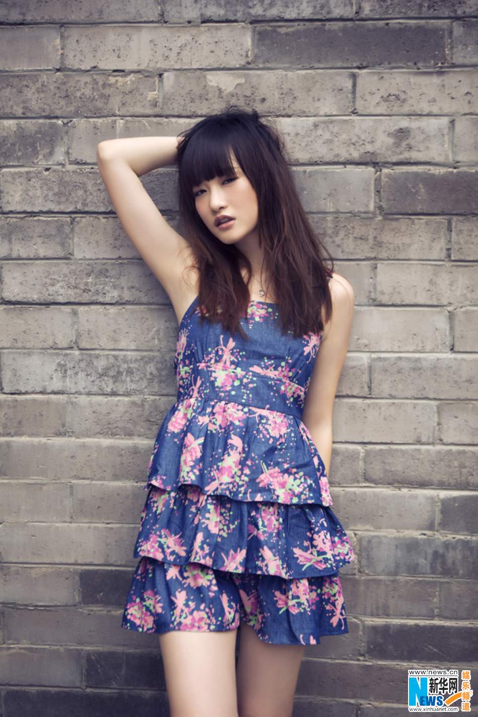 秦子涵夏日清新写真吊带裙性感俏皮秀美腿图