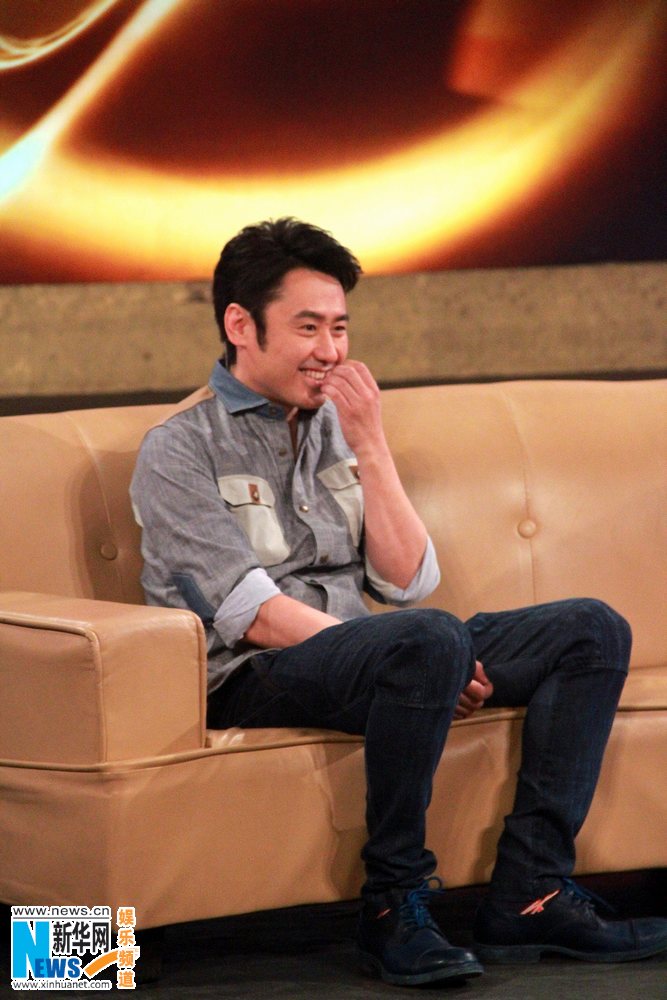 高清吴秀波节目现场频搞怪嘟嘴咬指孩子气十足