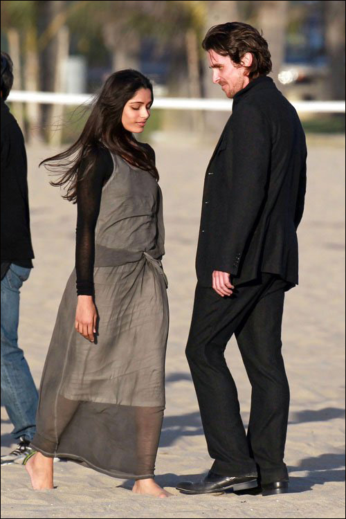 圣杯骑士最新片场照贝尔和芙蕾达平托上演暧昧