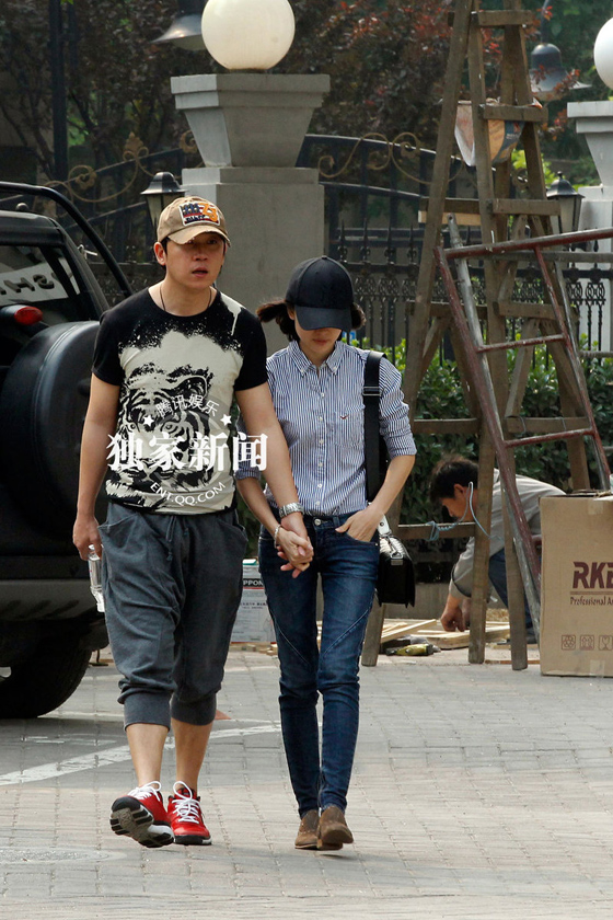 董洁潘粤明当街搂抱尽显恩爱