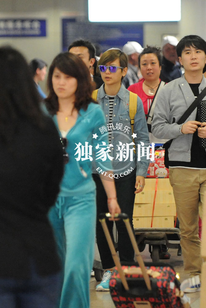 周笔畅现身机场遭围堵全程冷面对热情粉丝高清组图