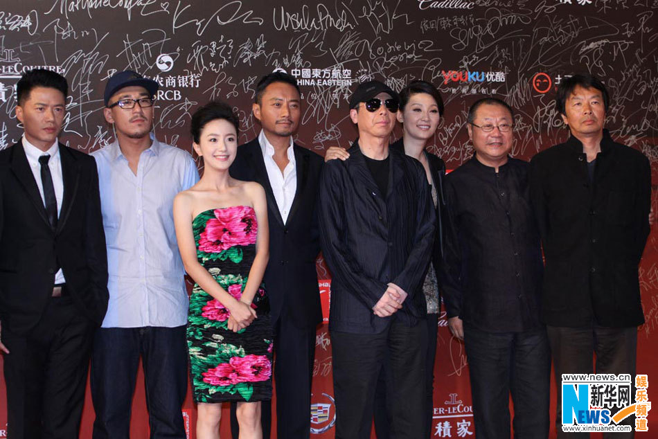 冯小刚携1942亮相上影节张默低调率性走红毯