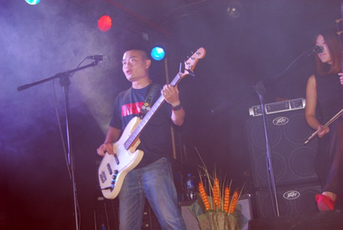 西游乐队首张专辑签售现场献唱口吐莲花