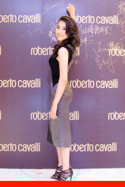 宁丹琳紧装束裹出席活动 展露好身材全场吸睛