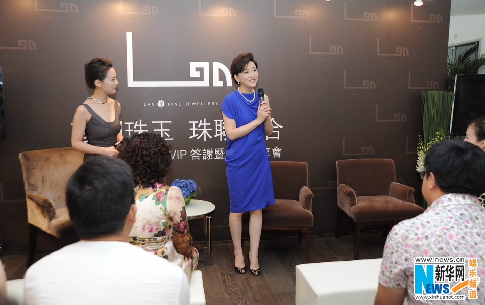 杨澜优雅主持珍珠品鉴会展现成熟女人知性气质