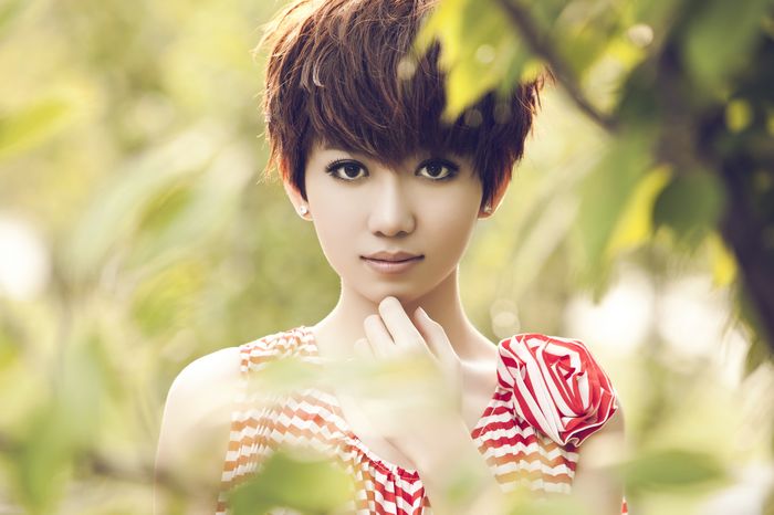 洪辰红条纹裙装拍写真可爱俏皮宛若林中精灵