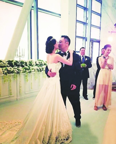 昨日上午,《失恋33天》导演滕华涛在北京举办婚礼,圈中人士到场祝贺.