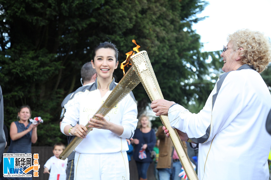 李冰冰剑桥传递圣火获赞东方的圣火使者图