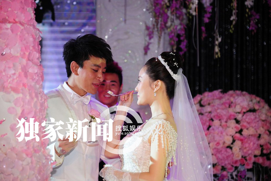 李小璐贾乃亮大婚现场互喂蛋糕甜蜜拥吻图