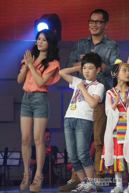 王亚楠天才童声做评委为成长加油喝彩