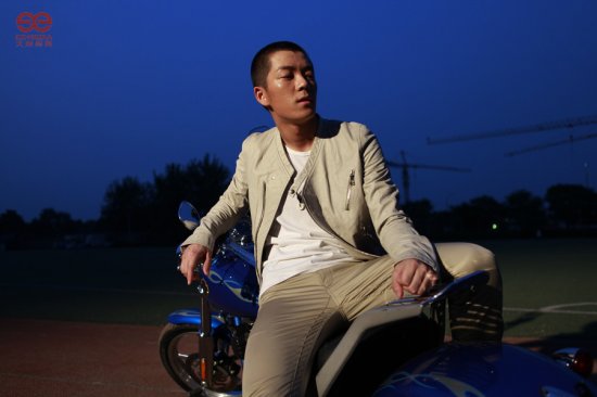 王栎鑫《暴走》mv首播 骑重机车男人味十足