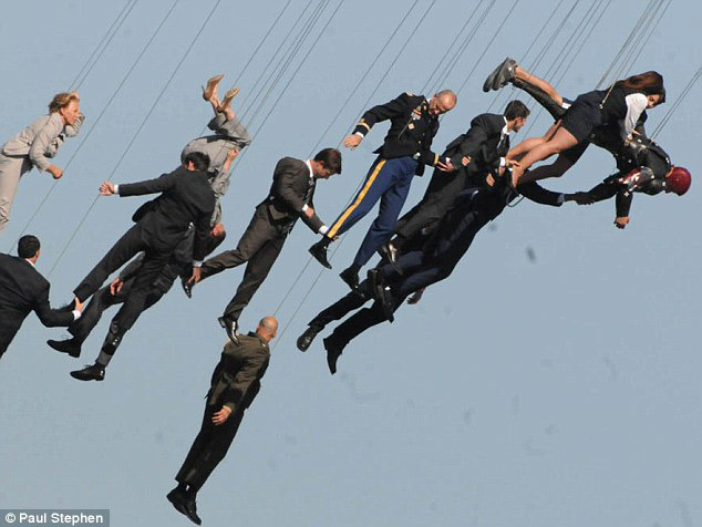 《钢铁侠3》曝新工作照 工作人员吊威压满天飞(高清)_音乐频道_凤凰网