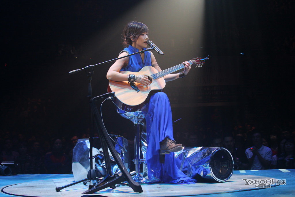 林忆莲演唱会下血本为北京歌迷献出第一次