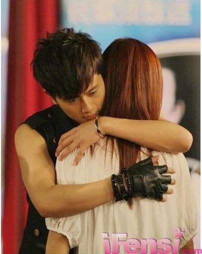 张杰谢娜爱的抱抱大集合 盘点幸福甜蜜造型(图)