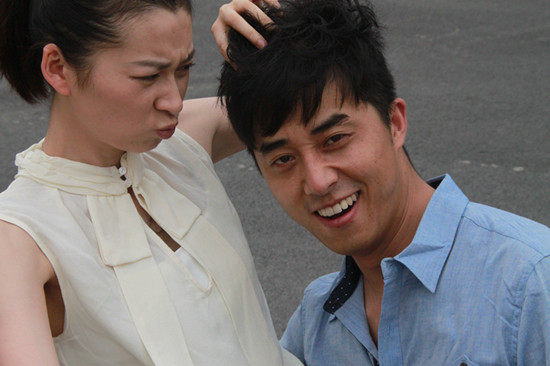 《三人床》上周发布的唯美浪漫版预告片中男主角潘安峻与女主角杨亚