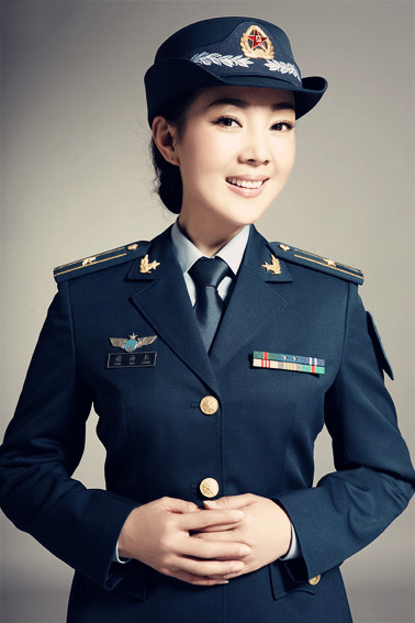 褚海辰用真情演绎歌唱接受公益杂志专访