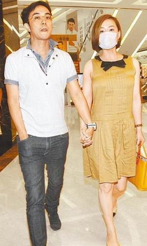 陈德容(右)与老公王赞策手牵手逛街,感情甜蜜.