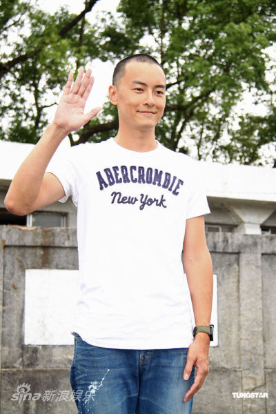 图文:郑元畅入伍后首曝光 郑元畅打招呼