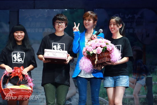 图文张娜拉新专辑发布张娜拉与粉丝合影