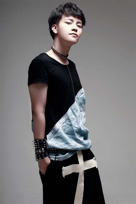 近期计划发专辑的90后歌手郑国锋,在三首有"青春记忆"之称的主打歌