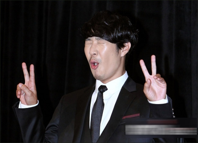 韩国当地时间08月15日下午,即将迎娶女歌手星的韩星haha举行记者招待