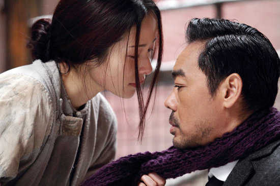 江一燕《消失的子弹》冷艳魅惑 与刘青云围脖传情