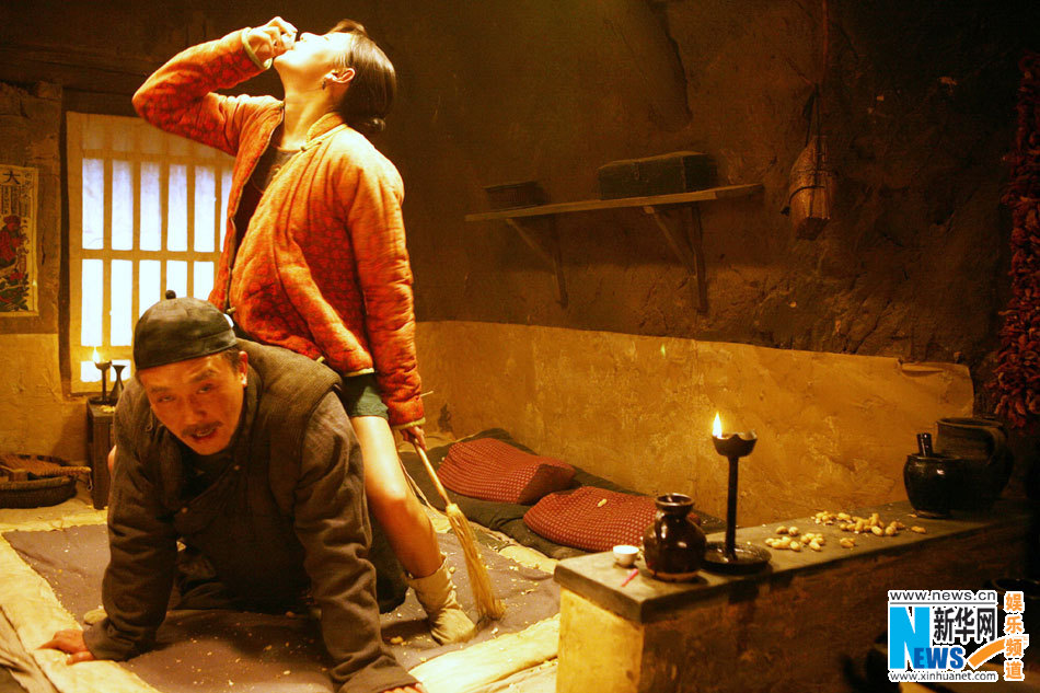 吴刚张雨绮不伦恋剧照曝光炕上偷欢得意忘形