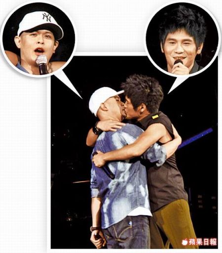 曹格侧田泯恩仇 万人见证公开上演男男舌吻(图)