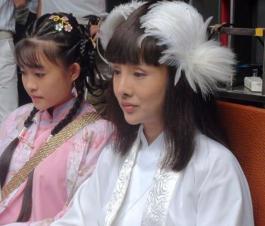 干露露饰演秦飘飘邓建国复出后投拍的新戏《公主出山3》之《康熙私房